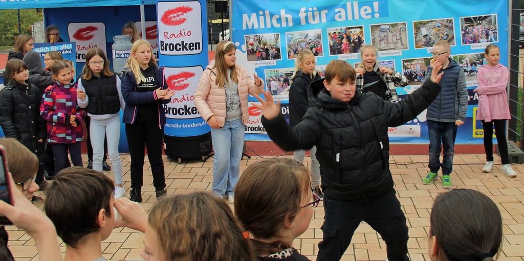 Zwischen dem Genuss von frischer Milch und Schnittchen waren bei der "kuhlen Hofpause" Tanzeinlagen und lustige Spielchen angesagt.