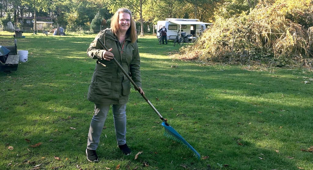 Isolde Wolff hat zum 1. April 2022 den kleinen Campingplatz am Elberadweg in Werben gepachtet. Laubharken und andere Pflegearbeiten stehen nun zum Saisonende an.