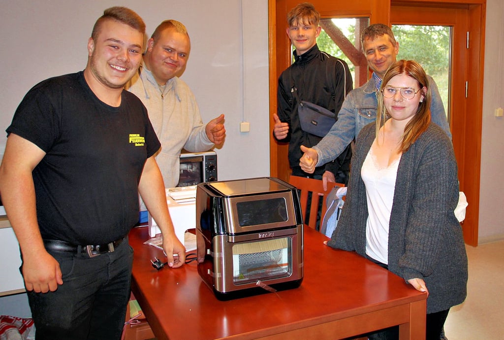 Niklas Weßner (l.) und Sophie Saborowski (r.) kümmern sich gemeinsam um den Jugendklub in Bebertal. Ihnen hat Ortsbürgermeister Torsten Schmidt die Schlüsselpatenschaft übertragen.