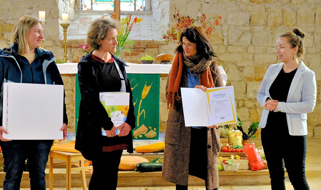 Nicole Hoppe von der Landesvereinigung für Gesundheit übereichte Kathrin Friedrich, Sandra John und Kathleen Hanl (von rechts) von der Kindertagesstätte „Strohköpfchen“ das Zertifikat „Gesunde Kita“ in der Derenburger St. Trinitatis-Kirche.