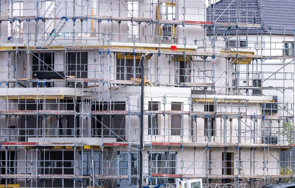 Noch können die Baufirmen viele bestehende Projekte abarbeiten. Neue Aufträge sind seltener.