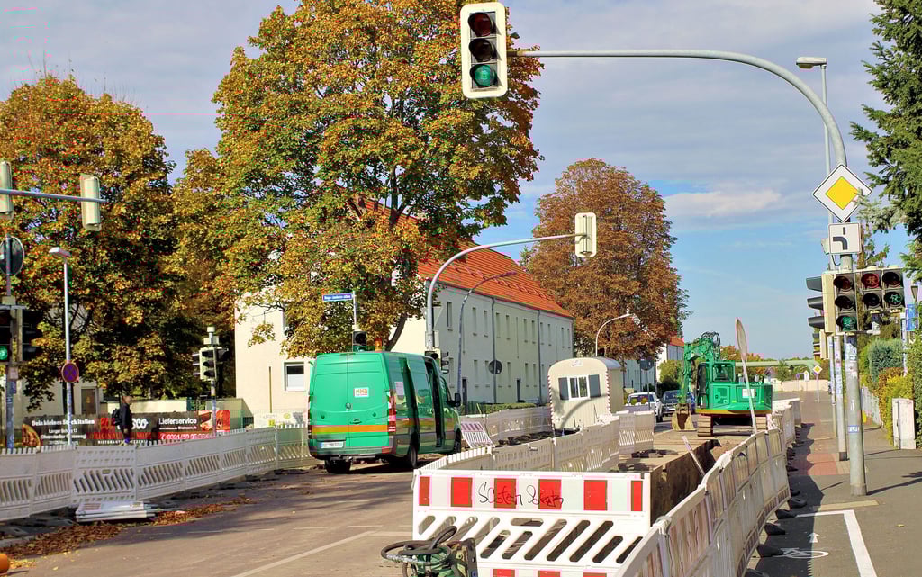 Die Vollsperrung am Magdeburger Holzweg erhitzt weiterhin die Gemüter der Anwohner. Dabei werden unter anderem die Beschilderung der Umleitung und die zweispurige Sperrung kritisiert.