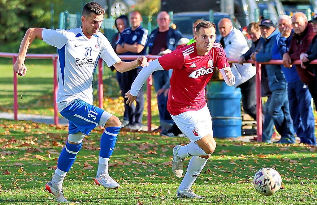 Laufduell zwischen Kroppenstedts Calvin Peschek (rechts) und Matthias von der Weth (Gröningen). 