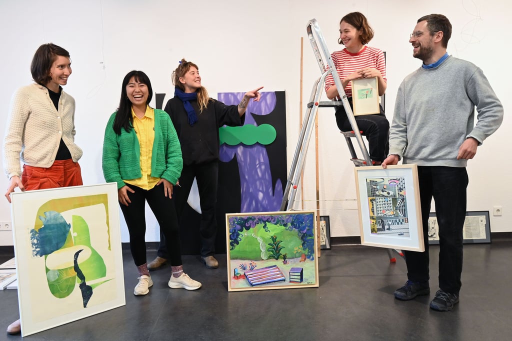 Studenten der Burg Giebichenstein beim Aufbau der Ausstellung „Wir finden – Wir suchen“ in der Galerie „Himmelreich“.