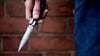 Zwei Messer hielt ein Räuber in Loburg im Jerichower Land der Kassiererin eines NP - Supermarkts vor, bevor er mit einem Teil seiner Beute türmte. Symbolbild: