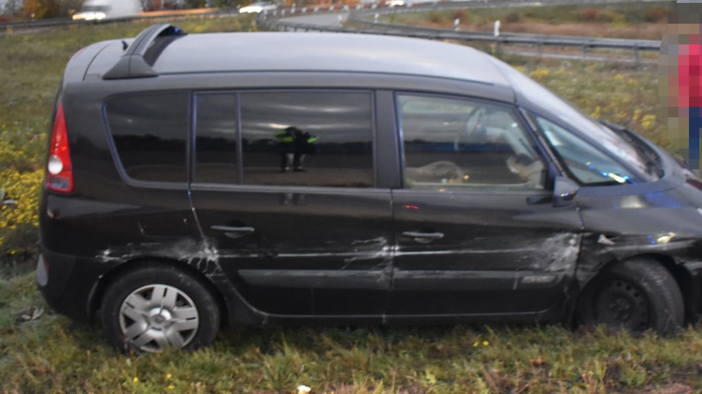 Nach einem Reifenschaden kam der Renault im Straßengraben zum Stehen.