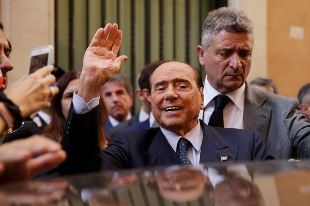 Italiens Ex-Ministerpräsident Silvio Berlusconi wird in Rom von Journalisten umringt.