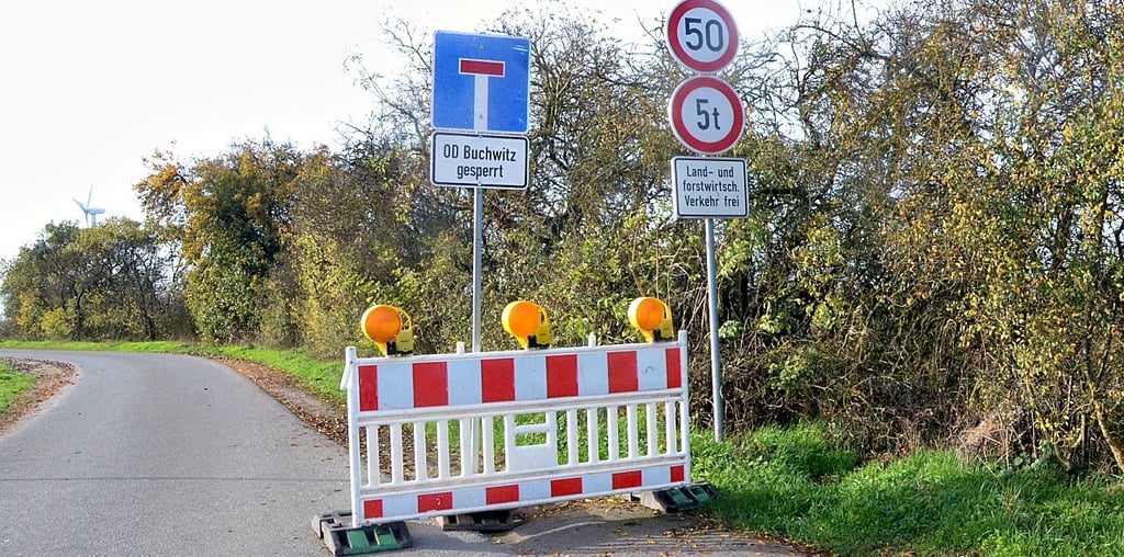 Der ländliche Weg nach Buchwitz ist gesperrt, das hindert Autofahrer aber nicht daran, sich eine Abkürzung zu suchen.
