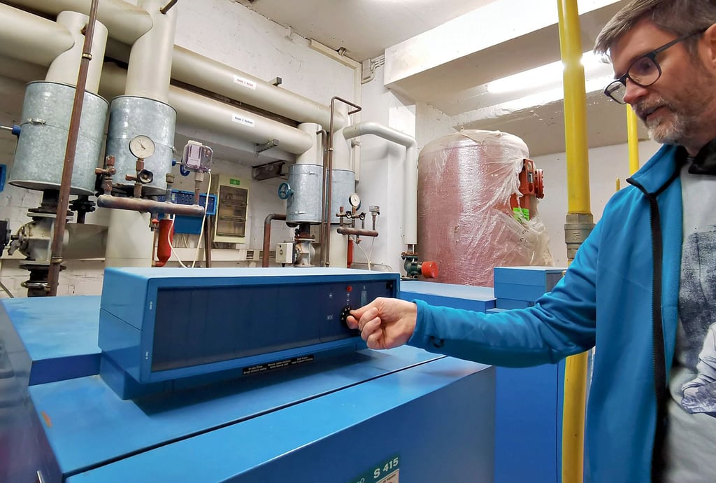 Kersten Lüttich regelt die Kesseltemperatur an der Heizungsanlage im Keller der Blankenburger Stadtverwaltung. In den Räumen sollen künftig 19 Grad nicht mehr überschritten werden, um Gas zu sparen.