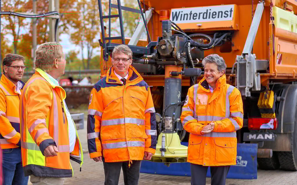 Ministerin Lydia Hüskens (rechts) informiert sich über die Leistungsfähigkeit des Winterdienstes am Standort in Merseburg.