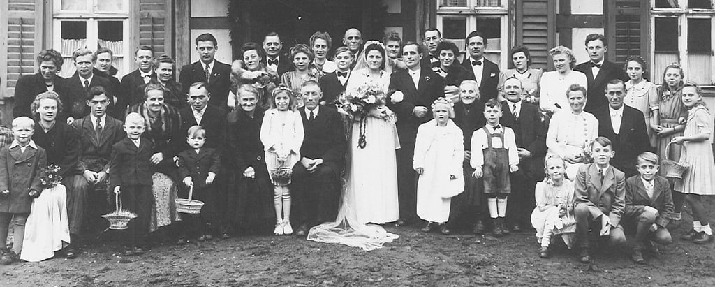 Eine Bauernhochzeit in einem Dorf in der westlichen Altmark. Nachdem sich die Hochzeitsgesellschaft traditionell zum großen Erinnerungsfoto aufgestellt hatte, ging es an die reichlich gedeckte Festtafel.