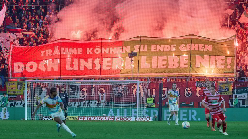 Die Fans des FCA nehmen das Aus im DFB-Pokal gegen Bayern München sportlich.