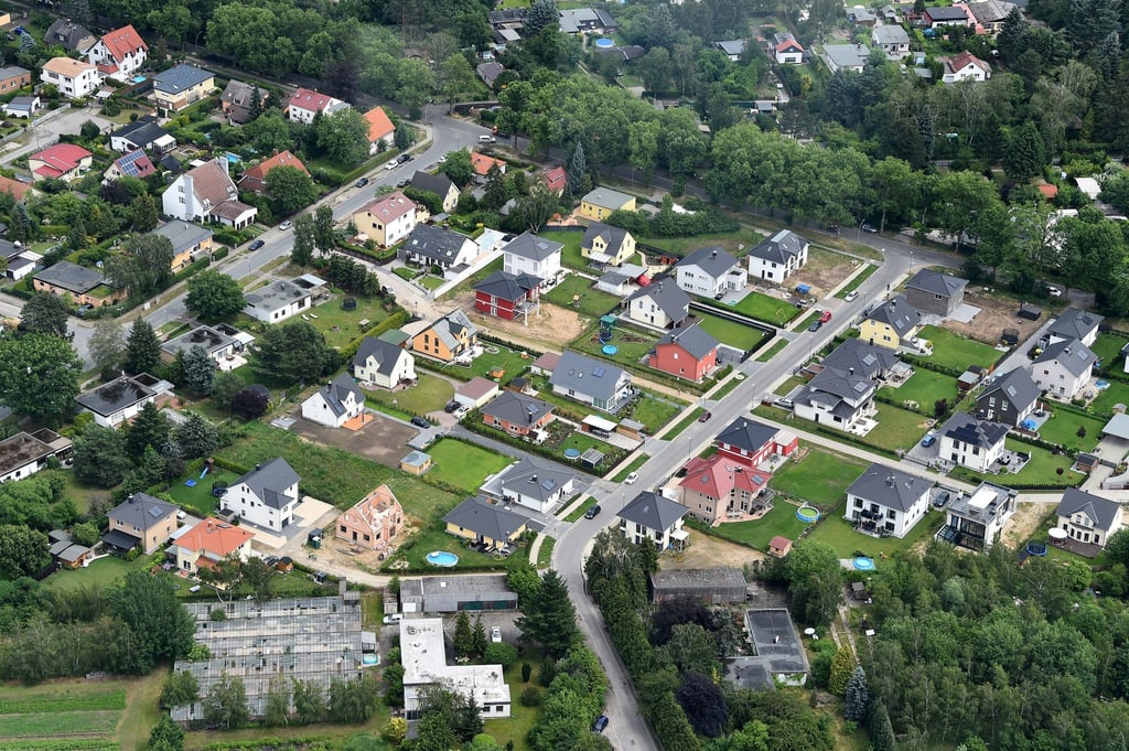 Grüner Rasen und Einfamilienhäuser bestimmen das Bild einer Stadtrandsiedlung.