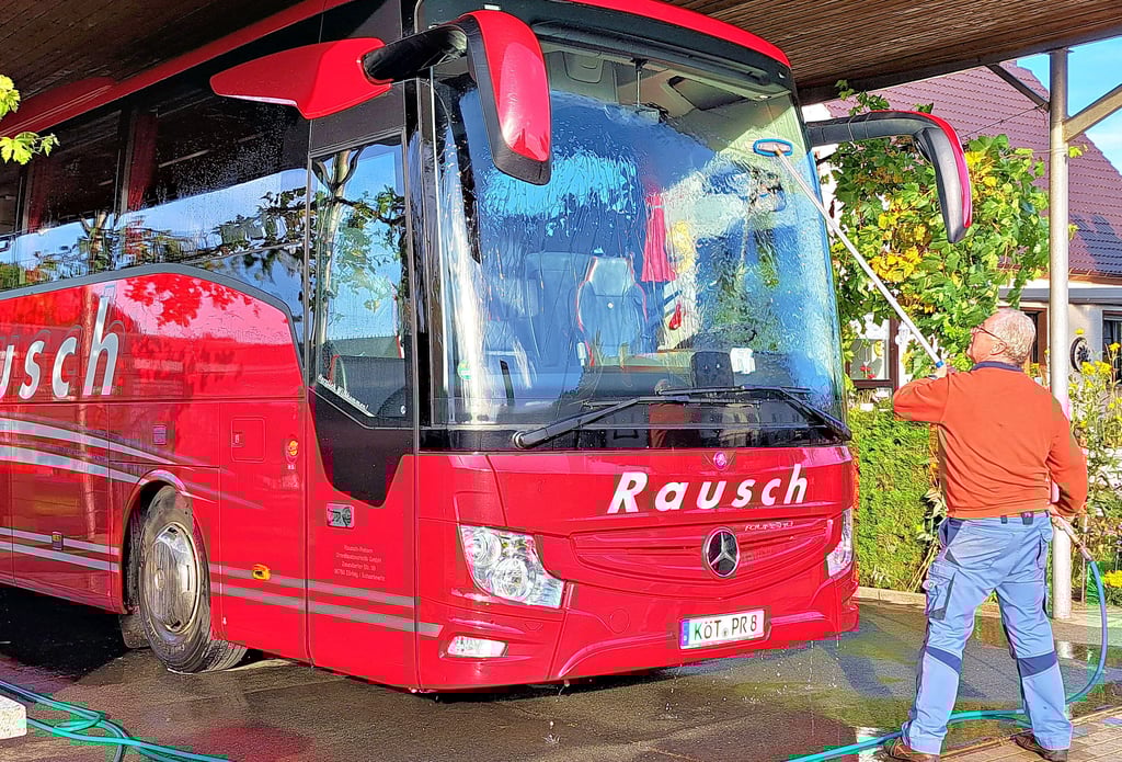 Selbst und ständig: Peter Rausch, Reisebusfahrer und Unternehmer, bei der Wäsche eines Busses in Schortewitz. Der Bus bietet 55 Fahrgästen Platz.