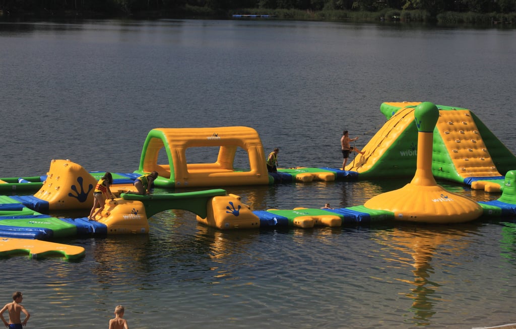 Insgesamt 40000 Badegäste haben in der ageblaufen Saison das Sranbad am Jersleber See besucht. 4220 Menschen nutzten die neue schwimmende Wassersportlandschaft.