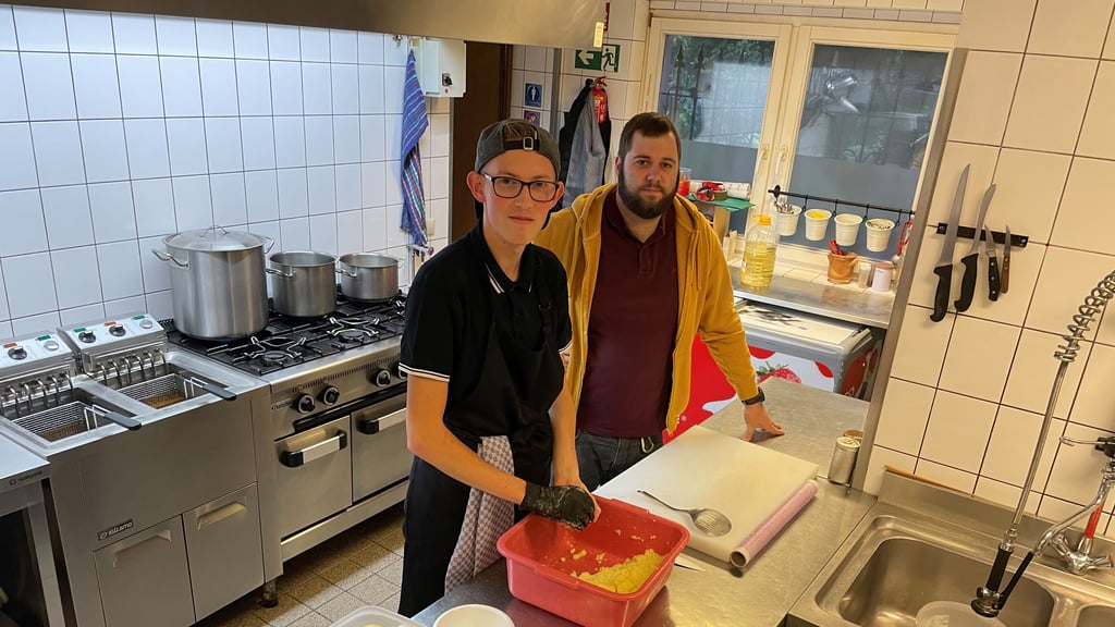 Marvin Kleinschmidt (links) ist Auszubildender im ersten Lehrjahr im Restaurant „Altes Brauhaus“ in Weißenfels. Sein Chef Andreas Heidrich zeigt ihm am Dienstagvormittag, wie Kartoffelklöße für das anstehende Tagesgeschäft gleichmäßig geformt werden. 40 Stück sollen es werden.