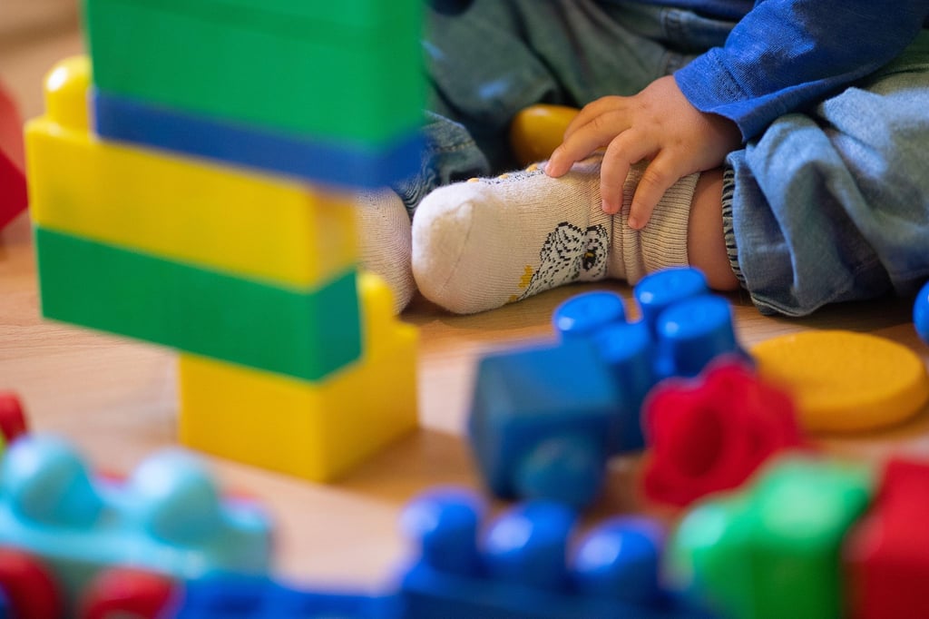 In Sachsen-Anhalt muss sich eine Kita-Erzieherin um zu viele Kinder kümmern.