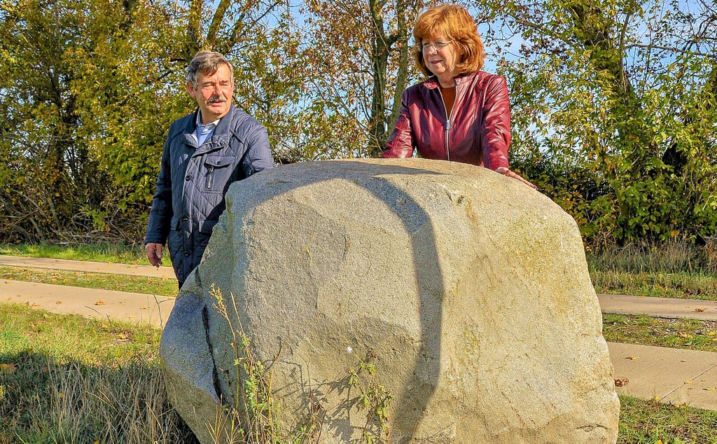 Werner und Doris Ackermann aus Bottmersdorf am Findling aus der Eiszeit, der bei Bottmersdorf als Flächendenkmal liegt.