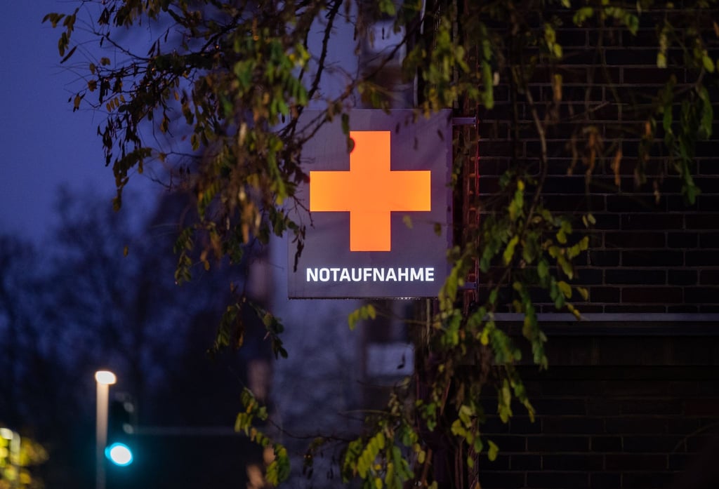 Ein Schild weist auf die Notaufnahme eines Krankenhauses hin.