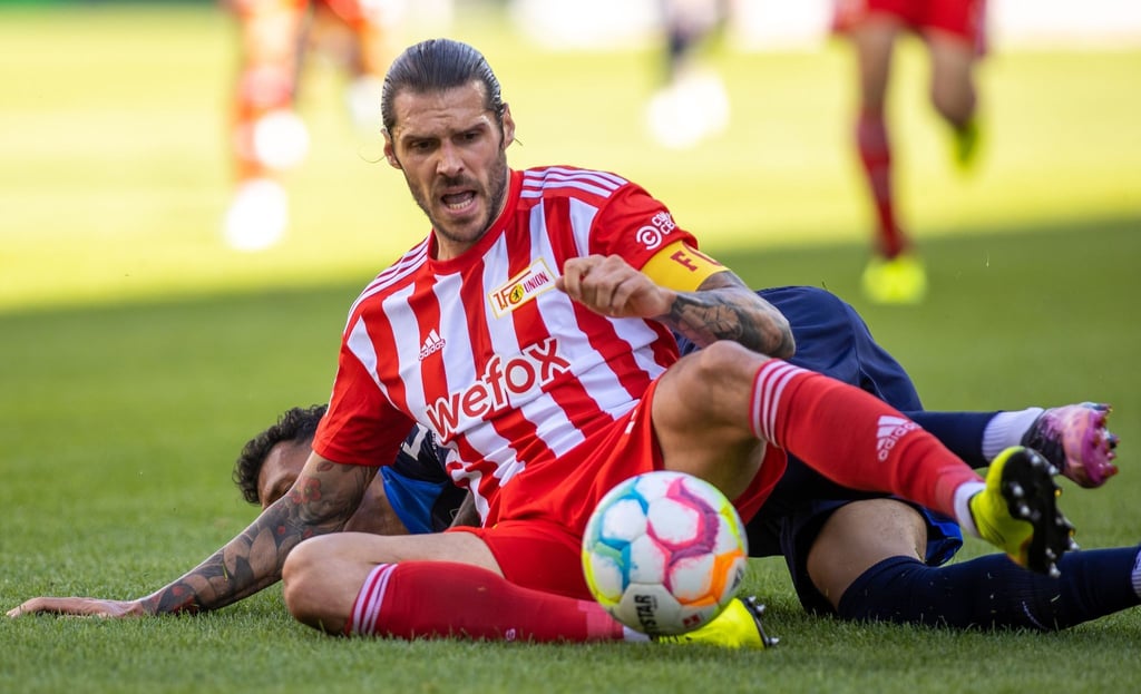 Unions Christopher Trimmel kommt im Sitzen vor Davie Selke von Hertha BSC an den Ball.