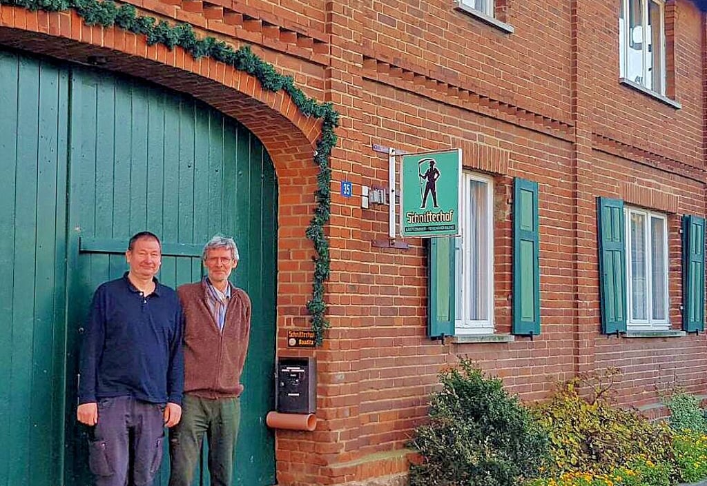 Ralf-Egbert Bauditz (rechts), hier mit seinem Bruder Jörn-Jakob Bauditz, betreibt den Schnitterhof in Kläden.