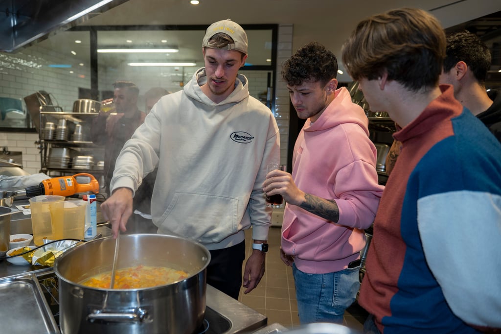 Sören Reddemann und Aaron Herzog kochen Kürbissuppe.