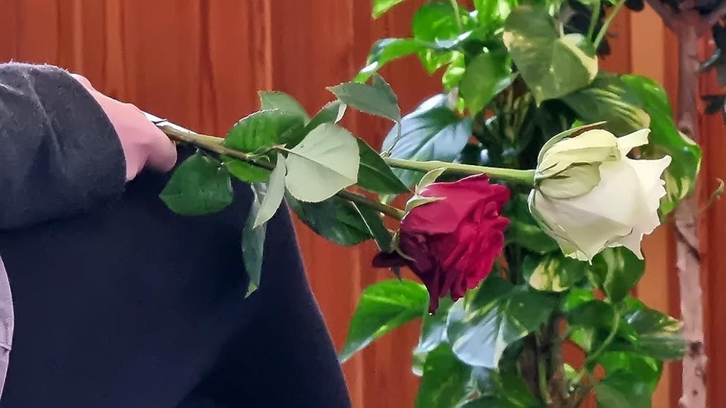 Viele haben Blumen zum Abschied mitgebracht.