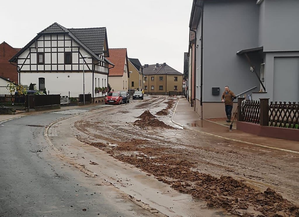 Eine Schlammspur zieht sich auf der Straße durch den Ort.