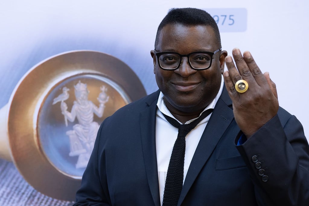 Filmemacher und Preisträger Isaac Julien zeigt stolz den Kaiserring an seinem Finger. Der Ring ist mit einem Aquamarin besetzt.