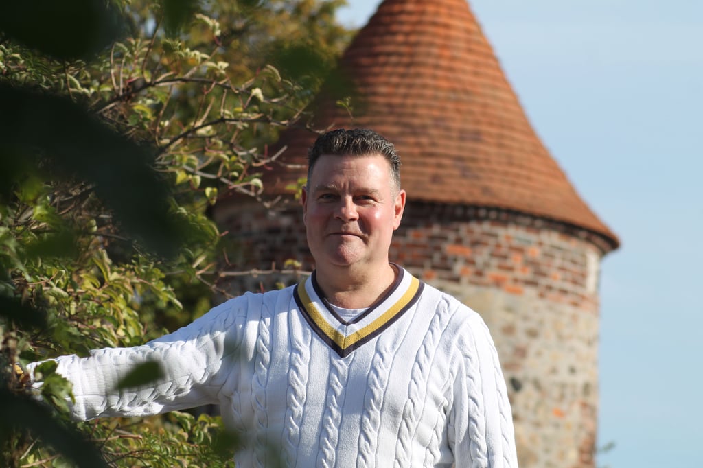 Die finstere Vergangenheit im Rücken: Markus Kurze vor dem Hexenturm seiner Heimatstadt Burg.