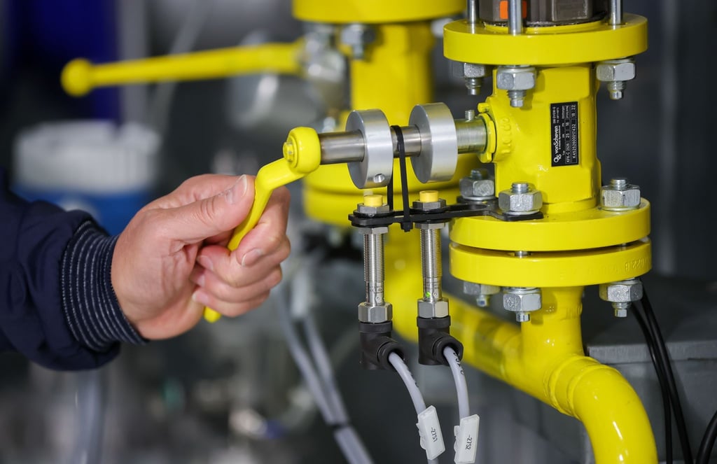 Petra Peterhänsel, Werksleiterin BMW-Werk Leipzig, nimmt einen mit Wasserstoff funktionierenden Brenner in Betrieb.