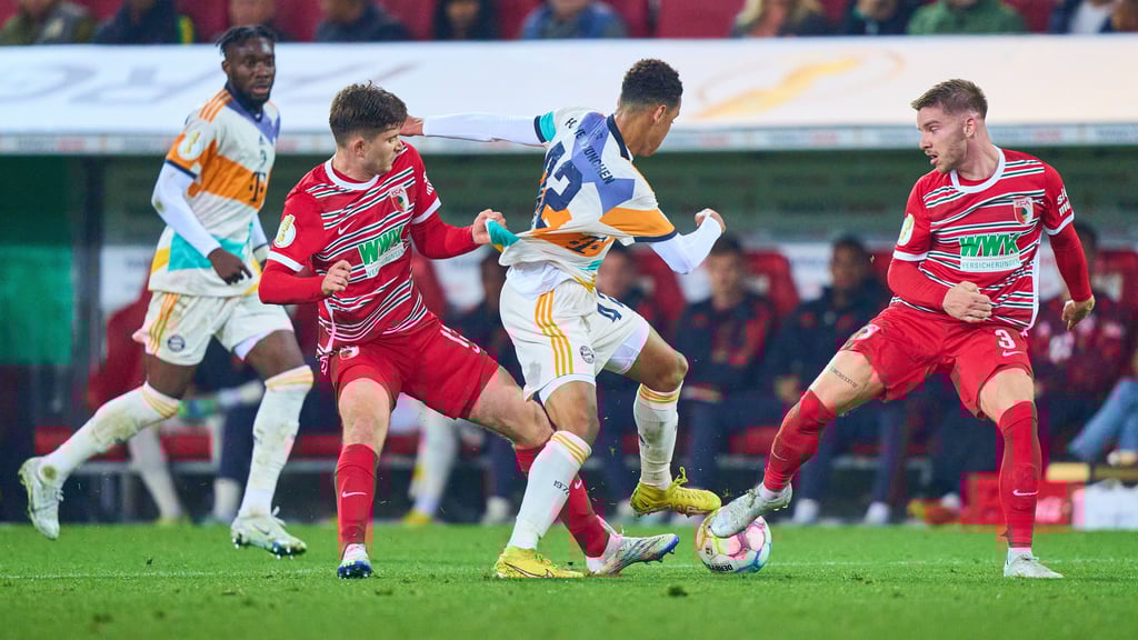 Der FCA überzeugte zuletzt mit kämpferischem Einsatz - wie hier im DFB-Pokal gegen den FC Bayern.