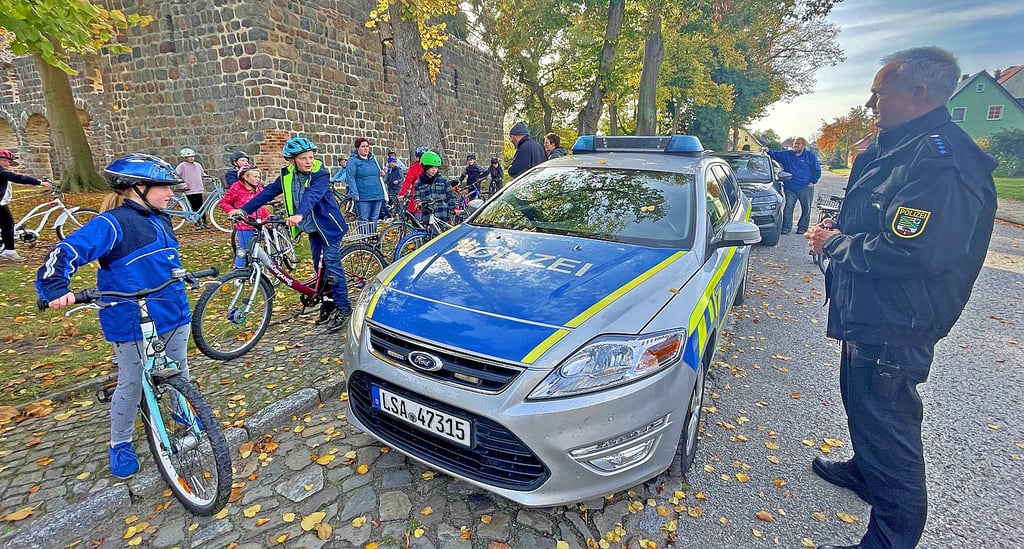 Der Möckeraner Regionslbereichsbeamte Mario Hecker begleitete am Donnerstag die Fahrradprüfung der Loburger Viertklässler.