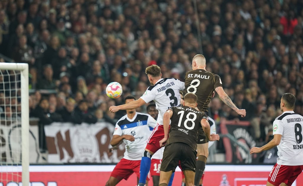 Eric Smith (2.v.r) brachte St. Pauli gegen den HSV in Führung.