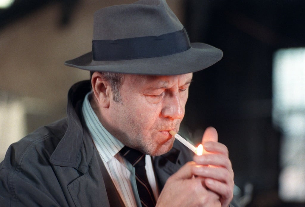 Günter Lamprecht steht bei Dreharbeiten zu einem „Tatort“-Krimi in seiner Rolle als grantiger Kommissar Franz Markowitz vor der Kamera (1990).