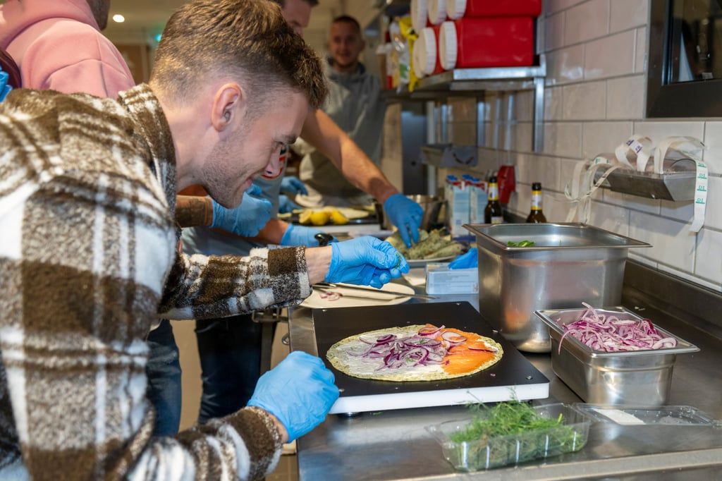 Tom Zimmerschied beimKochen im Globusmarkt.