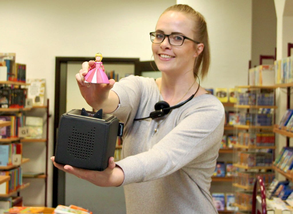 Bibiotheksleiterin Manja Selle mit dem digitalen Audiosystem "Tonie", das seit rund einem Jahr in der Barleber Einrichtung ausgeliehen werden kann.