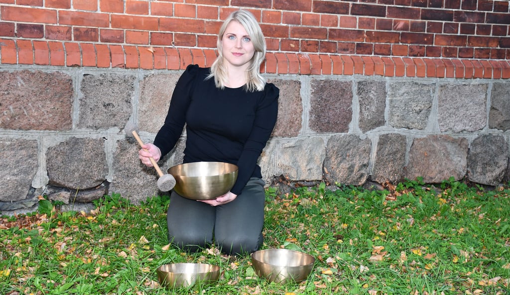 Jenny Otto mit ihren Klangschalen. Eine Rolle bei der Entspannung spielen auch Natur und alte Gebäude.