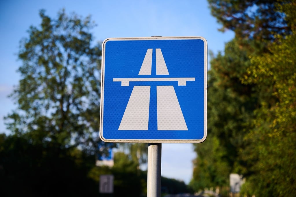Ein Autobahnschild an der Auffahrt Hüttenweg an der A115.