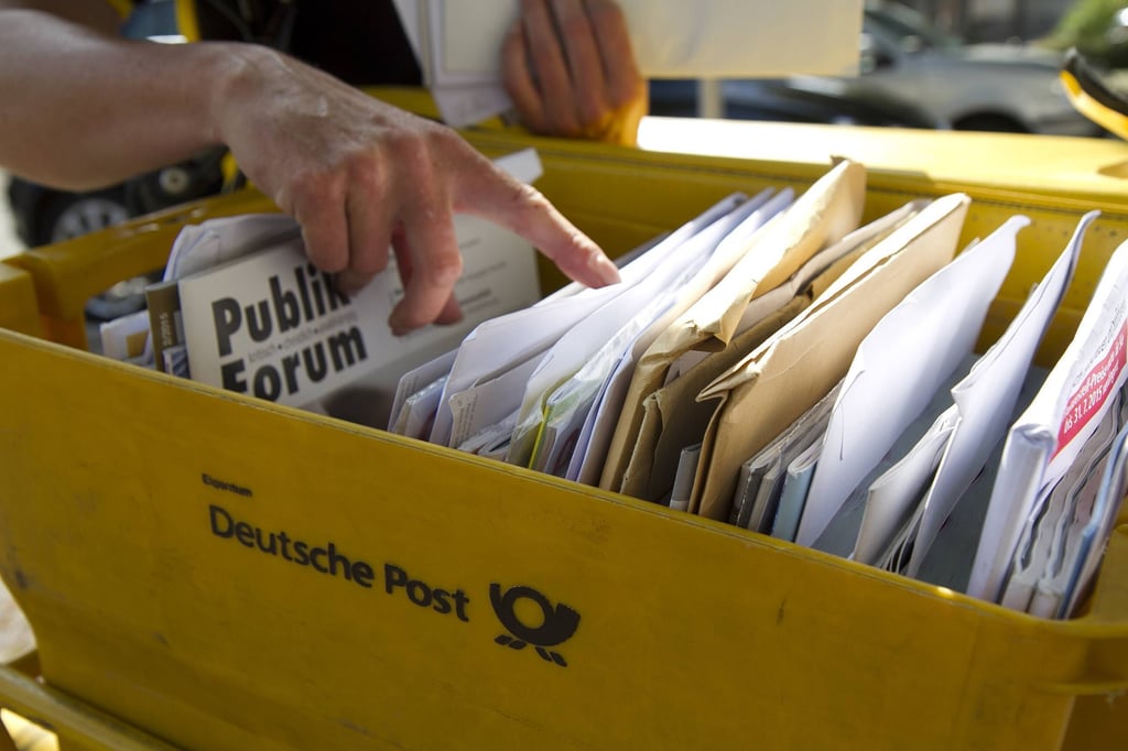 Blick in eine Zustellkiste der Post.
