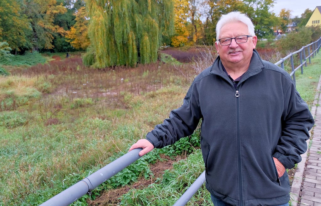 Auch diese Stelle macht Ortsbürgermeister Hans-Joachim Harm Sorgen. Der Angelteich ist völlig ausgetrocknet.
