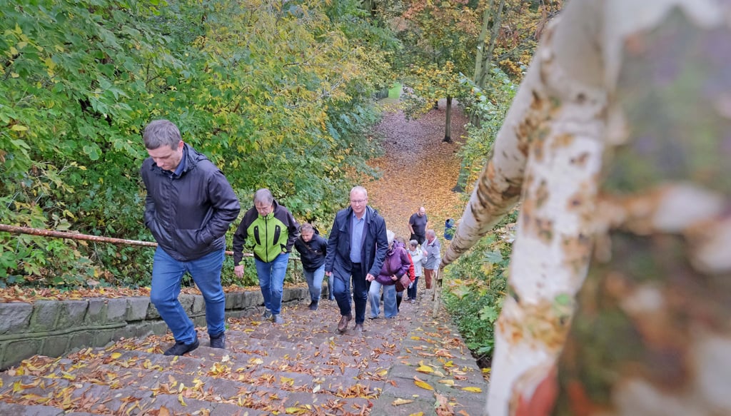 Die Treppe, die vom idyllischen Park zur Glück-Auf-Straße führt, soll verfugt und mit einem neuen Geländer versehen werden.