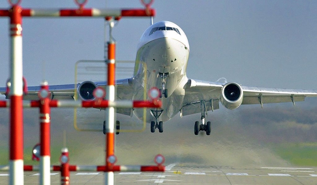 Beim Flugzeugstart müssen die Fensterläden oben sein. Die Gründe dafür werden in der Regel jedoch nicht genannt. Foto: dpa/Martin Gerten