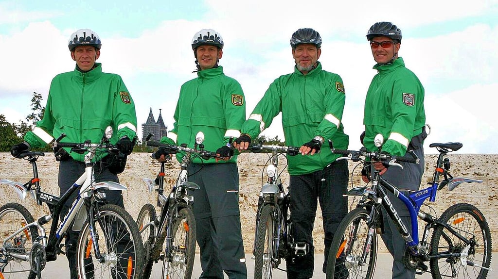Vor 15 Jahren taten Thomas Kriebitzsch, Ralf Köhn, Frank Krämer, Dennis Lösch (von links nach rechts) in einer Fahrradstaffel ihren Dienst in Magdeburg. Diese wurde eingestellt.
