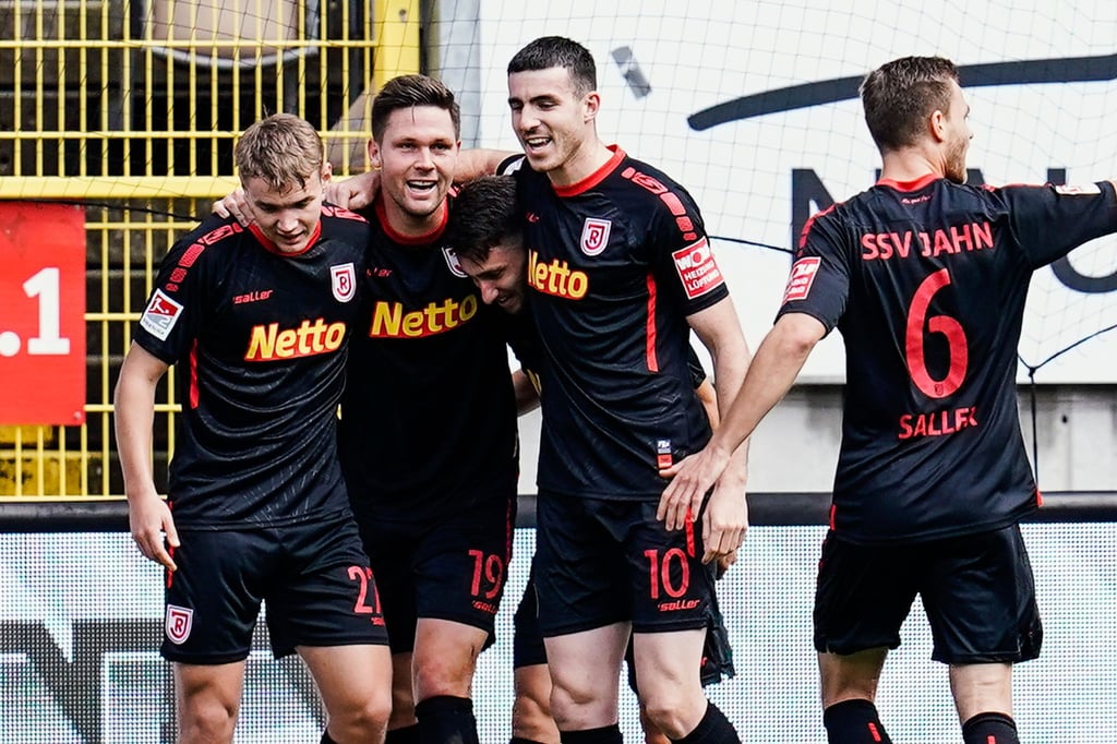 Regensburgs Torschütze Andreas Albers (2.v.l.) jubelt mit Mannschaftskollegen über das Tor zum 1:0.