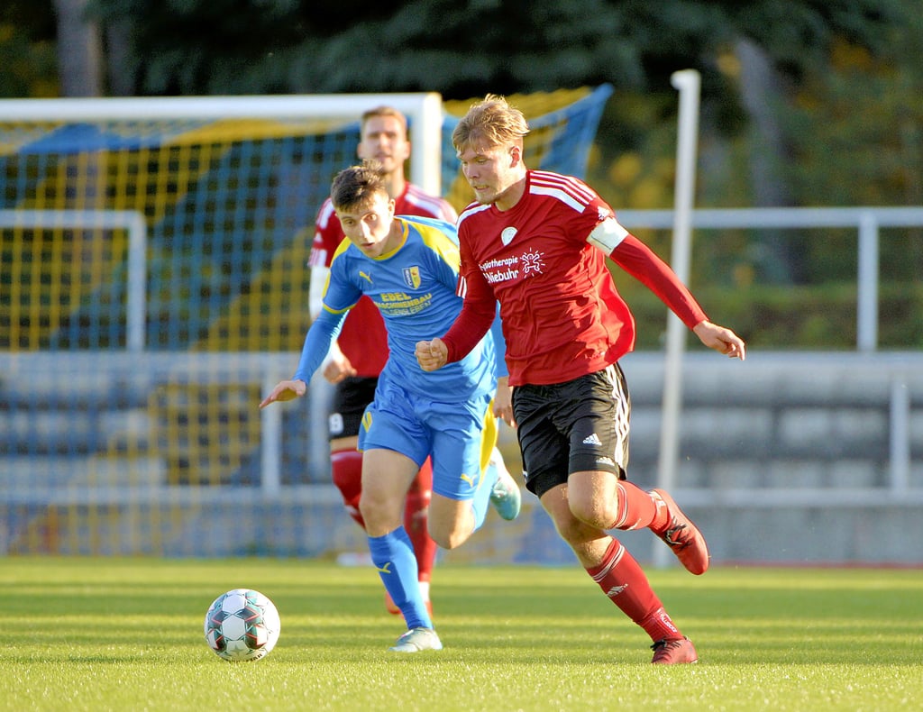 Kapitän Florian Scheinert (rechts) und die Männer des SSV 80 Gardelegen werden morgen auf der heimischen Rieselwiese versuchen, endlich gegen den 1. FC Bitterfeld-Wolfen in der Verbandsliga zu punkten.