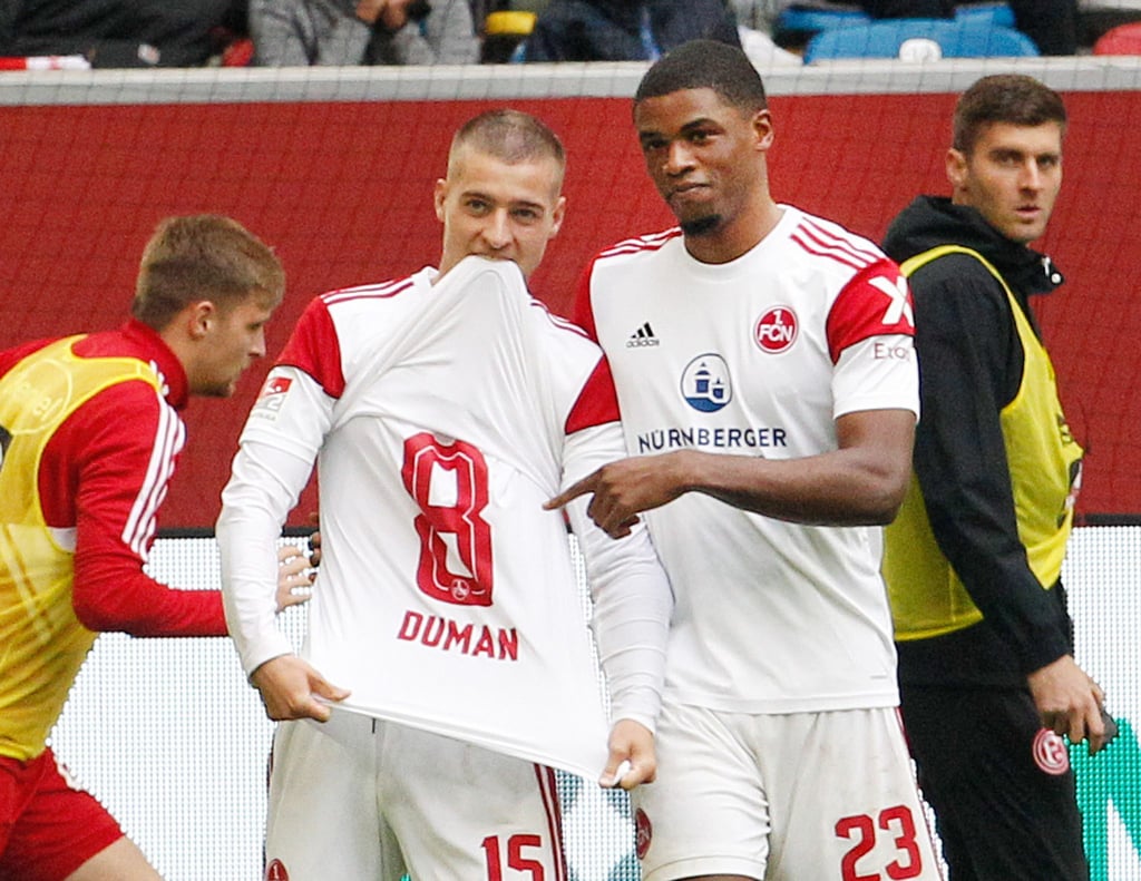 Der Nürnberger Torschütze zum 1:0 Kwadwo Duah (r) jubelt mit Fabian Nürnberger, der ein Trikot von Nürnbergs Duman zeigt.
