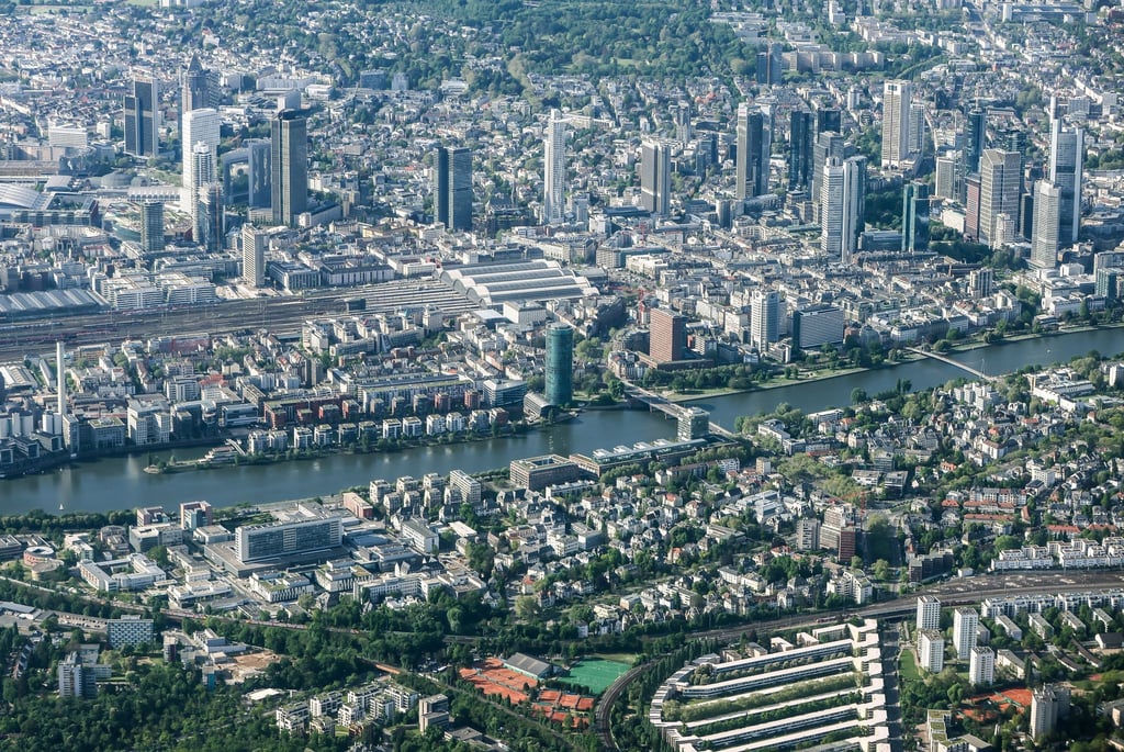 Blick auf die Innenstadt von Frankfurt/Main, aufgenommen aus einem Flugzeug.