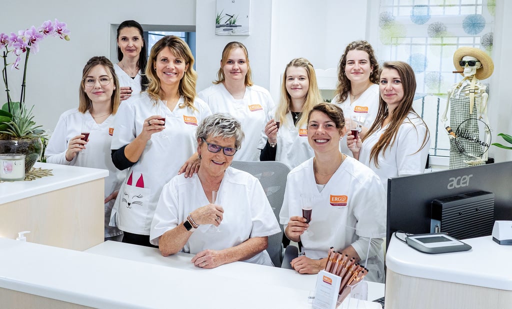 Mandy Nahrstedt (3. v. l.) hat am Freitag mit ihrem Team ihre neue Praxis eröffnet.