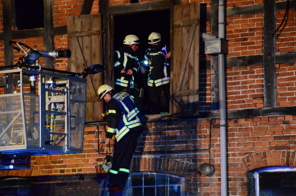 Auf dem Scheunenboden an der Gerichtstraße kontrollierten die Kameraden alles und löschten die Flammen.